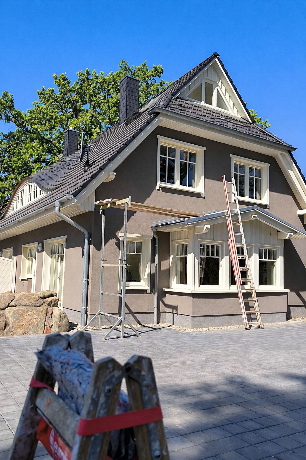 Vorher: Fassadenrenovierung mit Gerüst, Witterungsschäden vor der Bearbeitung