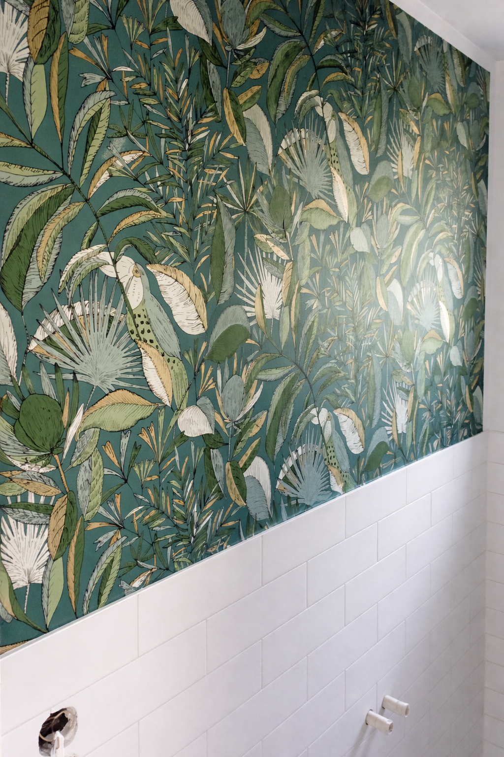 Wand mit grünem Pflanzenmuster und floralen Motiven