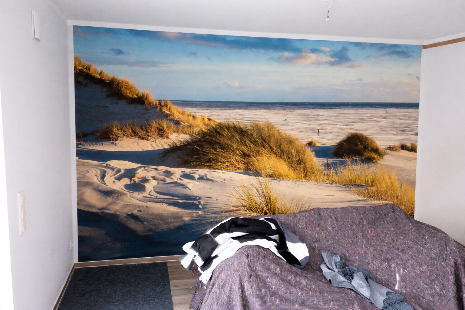 Schlafzimmer mit Sanddünen-Tapete