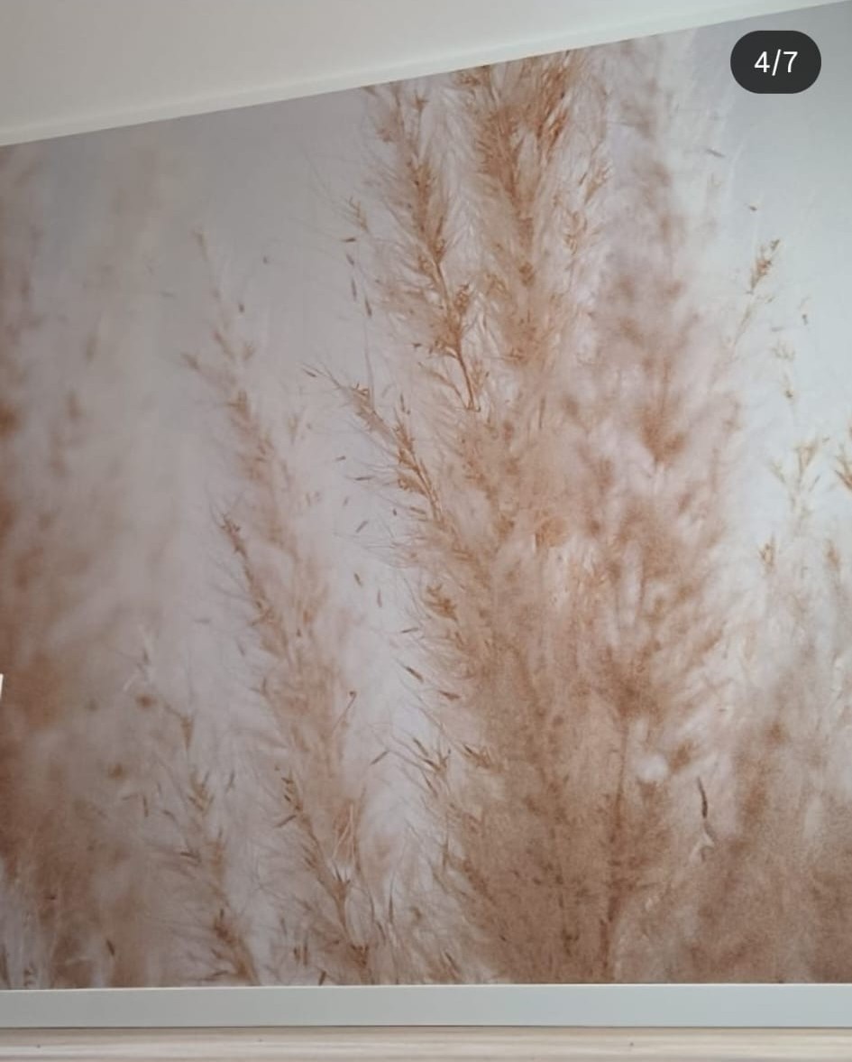 Sanfte beige Pflanzenmuster-Grafik an der Wand