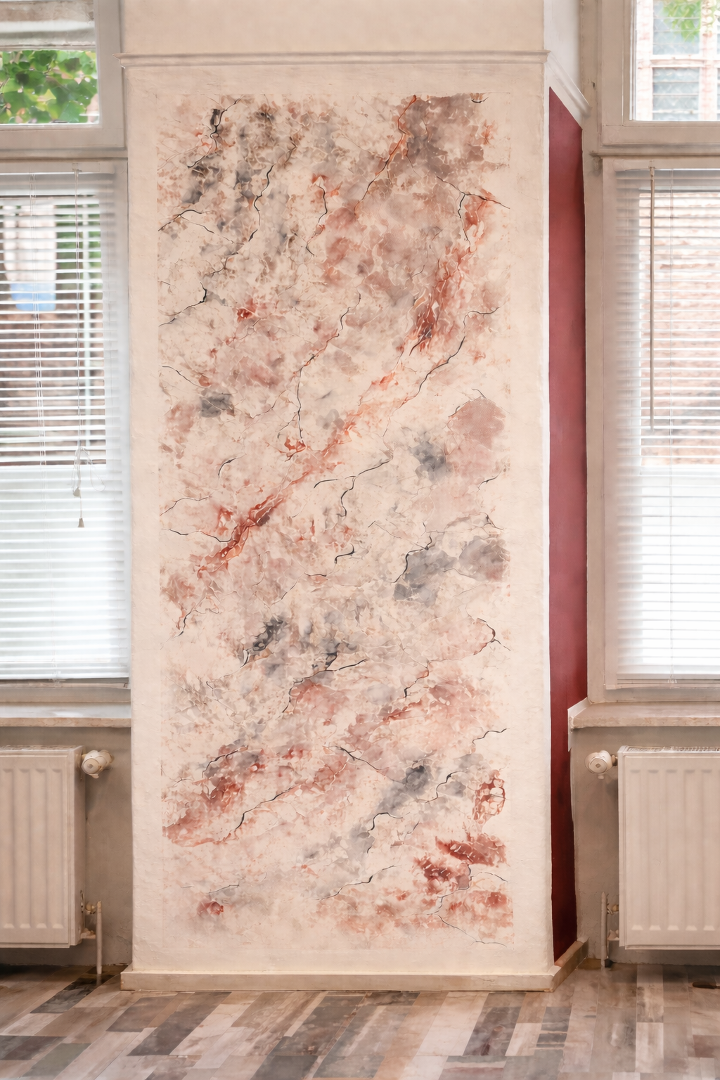 Wand mit abstraktem Farbdesign in Rot- und Grautönen