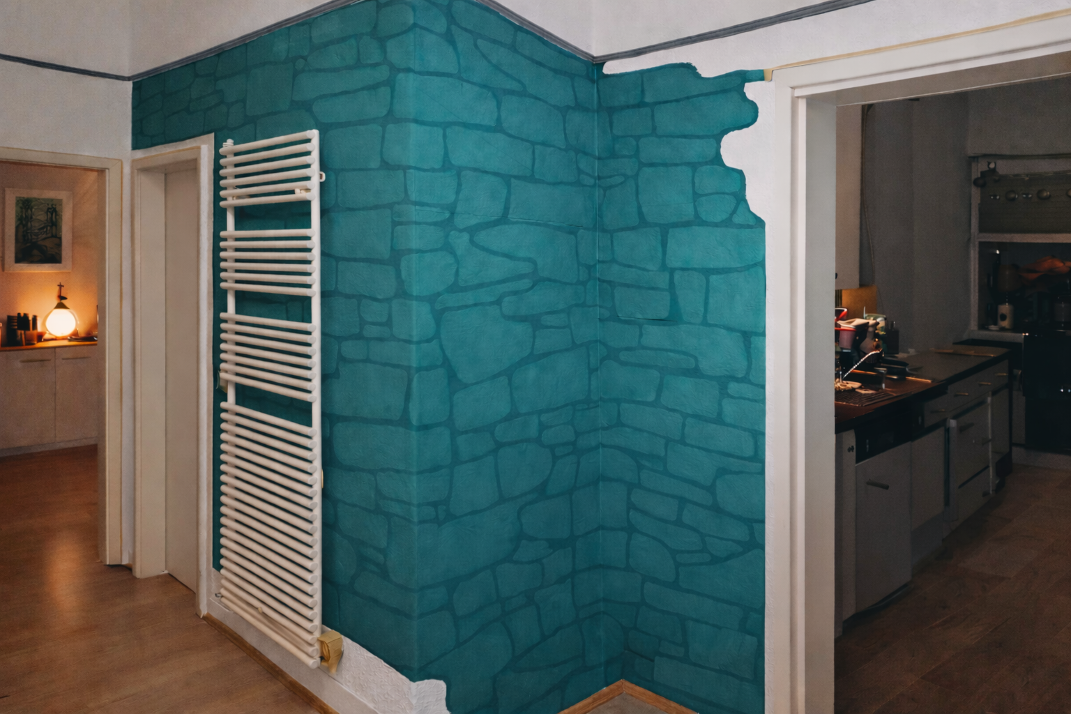 Wand mit türkisfarbener Steinoptik